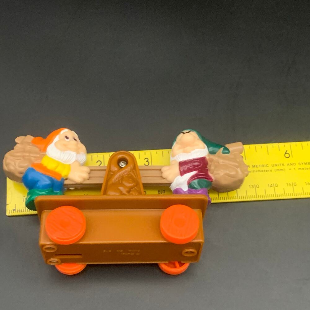 Disney's Snow White GRUMPY & HAPPY Action Figure Car - Picture 7 of 9